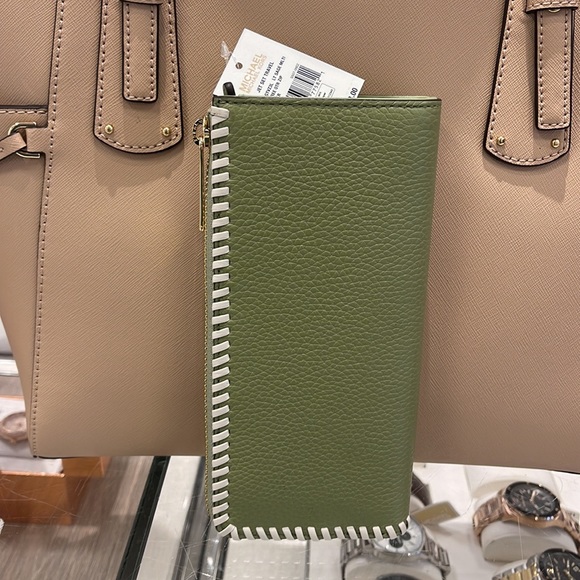 Michael Kors Jet Set Travel Large Pebble Leather Quarter-Zip Wallet
NWT - Picture 4 of 16